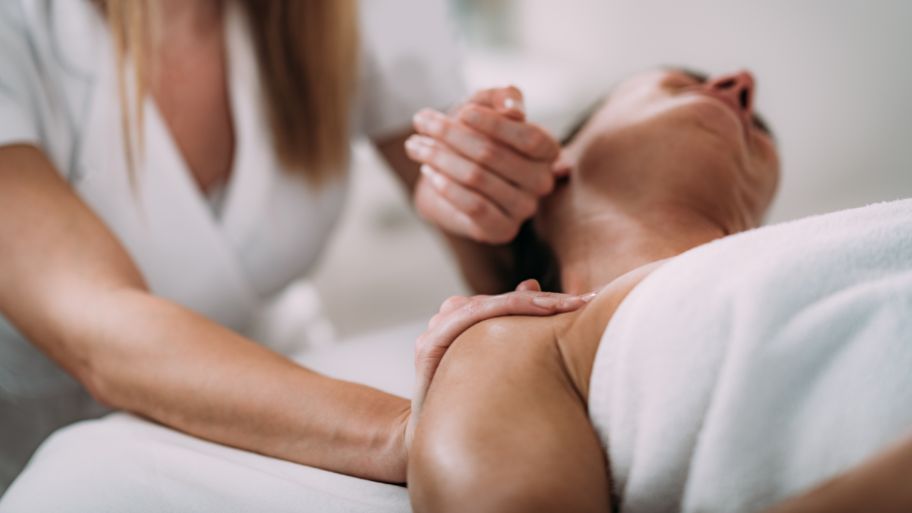 Therapeutic massage session at Ashworth Chiropractic in West Des Moines Therapeutic massage session at Ashworth Chiropractic in West Des Moines, where chiropractic and physical therapy work together to enhance massage therapy benefits